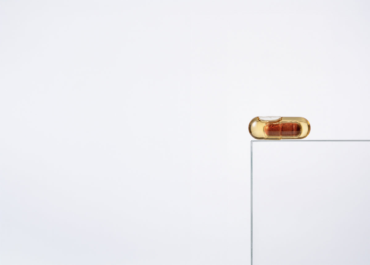 Daily Essentials: Braunglas-Flasche schwebend, Studiolicht